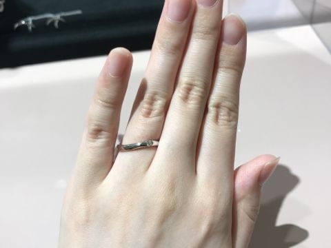 【TRECENTI(トレセンテ)の口コミ】 あまり主張が激しくないシンプルな指輪でありつつも、リングはウエーブ型…