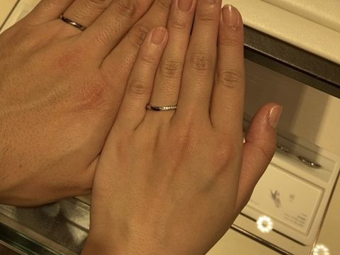 【俄(にわか)の口コミ】 穏やかな水の流れのような、細めでゆるやかなV字の美しい指輪でした。ダイ…