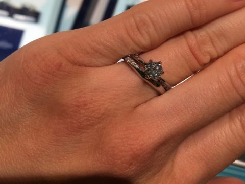 【ROYAL ASSCHER(ロイヤル・アッシャー)の口コミ】 手が小さいため細身のリングを探しており、上品にダイヤモンドが輝くこち…