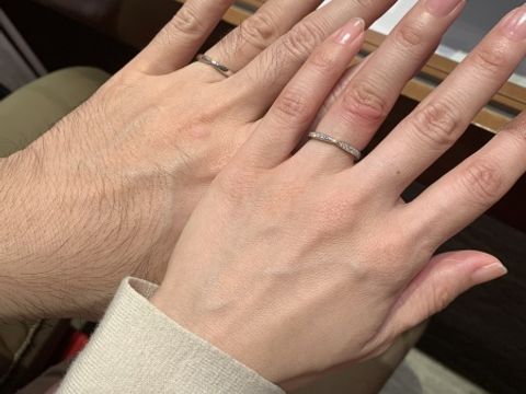 【銀座ダイヤモンドシライシの口コミ】 真ん中がくぼんだリボンのようなデザインがとても可愛く、さらに輝くダイ…