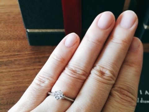 【ラザール ダイヤモンド(LAZARE DIAMOND)の口コミ】 シンプルなソリティエールタイプですが、ミル打ちになっているので他のブ…