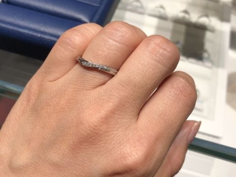 【銀座ダイヤモンドシライシの口コミ】 1番最初に見てからずっと気になっていた指輪でした。決め手はデザインです…