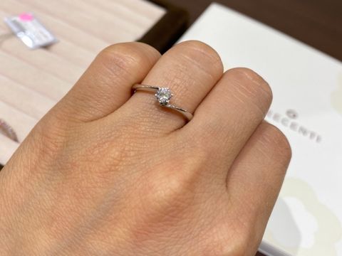 【TRECENTI(トレセンテ)の口コミ】 ダイヤモンドがとても綺麗に輝くデザインです！王道な一粒のダイヤモンド…