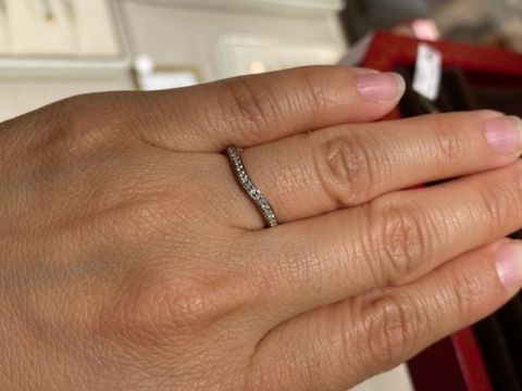 【カルティエ(Cartier)の口コミ】 私は手が小さいのですが、このゆるやかなカーブが指を綺麗に長く見せてく…