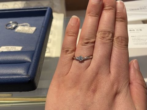 【銀座ダイヤモンドシライシの口コミ】 指輪のデザインはシンプルな物が多く一店舗目で雑誌などでこれといったデ…