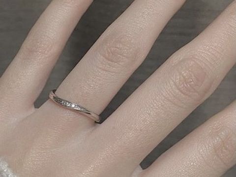 【et toi(エトワ)の口コミ】 派手すぎず、少しだけ曲線のある指輪がほしくて、試着させてもらいました…