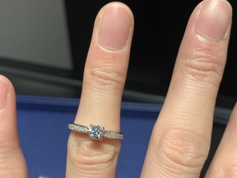 【銀座ダイヤモンドシライシの口コミ】 日常的に結婚指輪との重ね付けが出来る指輪を探しており、ダイヤモンドシ…