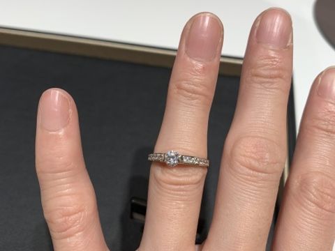 【ラザール ダイヤモンド(LAZARE DIAMOND)の口コミ】 結婚指輪と重ね付けして普段使いも出来るデザインを探していました。こち…