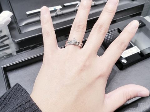 【ラザール ダイヤモンド(LAZARE DIAMOND)の口コミ】 三大カッターブランドということもあり、ダイヤモンドのカットについて丁…