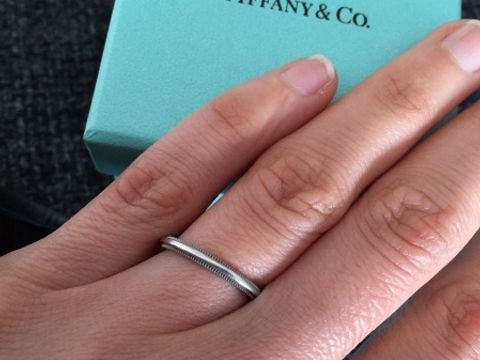 【ティファニー(Tiffany & Co.)の口コミ】 婚約指輪もティファニーにしたので、重ね付けできるものができる指輪にし…