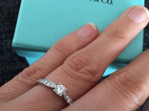 【ティファニー(Tiffany & Co.)の口コミ】 婚約指輪は、キラキラしすぎず、シンプルすぎずなものを探していたので、…