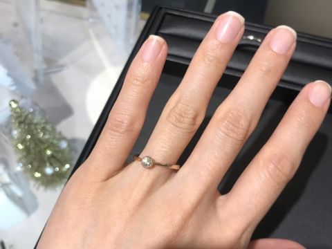 【SIENAROSE(シエナロゼ)の口コミ】 デザインがとても可愛くて、オシャレな方にはピッタリな指輪です。肌馴染…