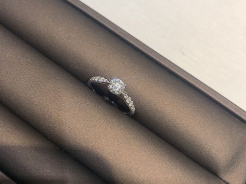【ティファニー(Tiffany & Co.)の口コミ】 婚約指輪はキラキラで目立つものが良い！ということで、憧れのティファニ…
