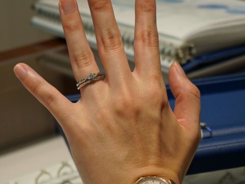 【銀座ダイヤモンドシライシの口コミ】 指輪がとてもきれいに見えるデザインで、どの角度から見られても、キラキ…