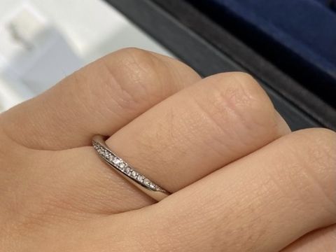 【4℃ BRIDAL(ヨンドシーブライダル)の口コミ】 ダイヤモンドが斜めに入っていて、ほかの指輪と被らない点がおすすめです…