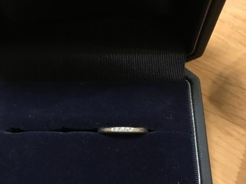 【銀座ダイヤモンドシライシの口コミ】 ・細くてダイヤがあまり主張してないデザイン
で探していたのでこちらに決…
