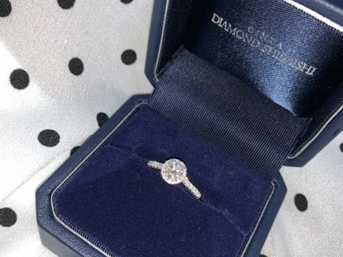 【銀座ダイヤモンドシライシの口コミ】 指輪のデザインはキレイめでダイヤが大きいのが希望でした。ただ高さのあ…