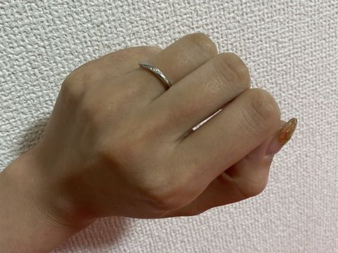 【俄(にわか)の口コミ】 ゆるやかなカーブが素敵で、さりげないダイヤモンドにも惹かれました。結…