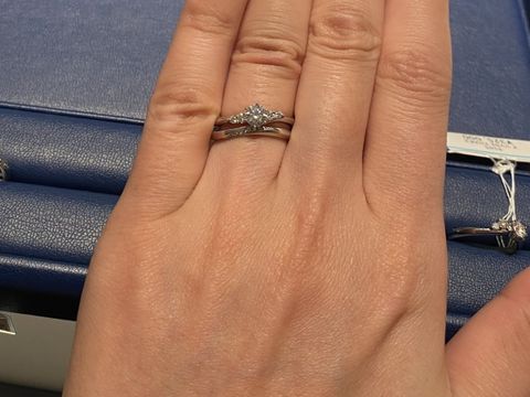【銀座ダイヤモンドシライシの口コミ】 こちら婚約指輪はゆるやかなカーブのあるデザインです。真ん中のダイヤモ…