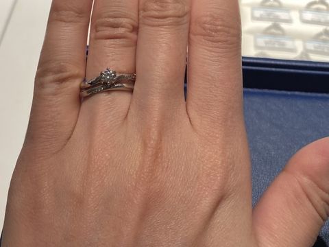 【銀座ダイヤモンドシライシの口コミ】 こちらのデザインは真ん中に一粒のダイヤモンドと、左右のウェーブに小さ…