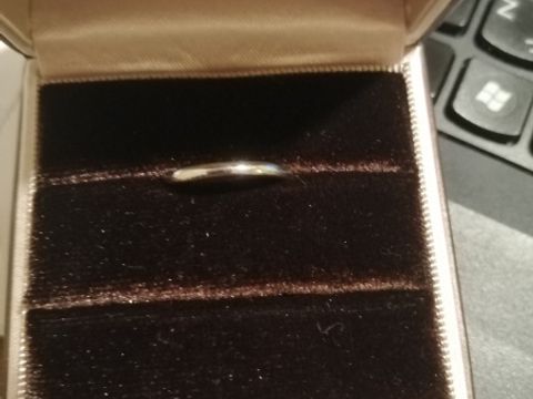 【アイプリモ(I-PRIMO)の口コミ】 指輪のデザインが良かったです。シンプルではあるが、ウェーブがかかって…