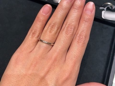 【ティファニー(Tiffany & Co.)の口コミ】 細みのデザインで、石が真ん中に３つ付いています。細いですが分厚さがあ…