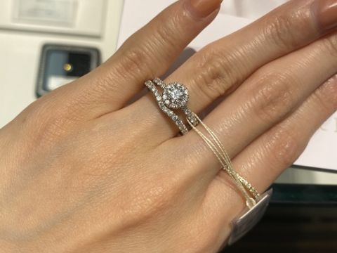 【Ponte Vecchio(ポンテヴェキオ)の口コミ】 お写真は0.3カラットですが、センターダイヤの周りをメレダイヤで囲まれて…