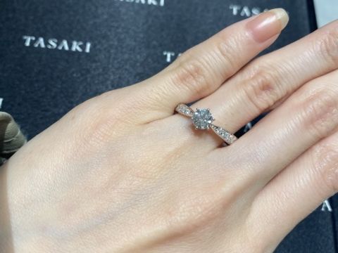 【TASAKI(タサキ)の口コミ】 こちらの指輪はとても人気のあるデザインとのことでした。センターダイヤ…