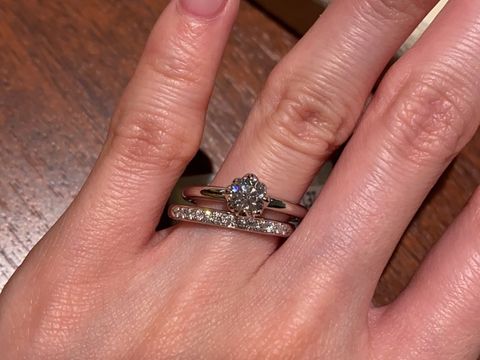 【ギンザタナカブライダル(GINZA TANAKA BRIDAL)の口コミ】 日本の老舗ブランドでは珍しいお花のデザインが可愛かったです。センター…