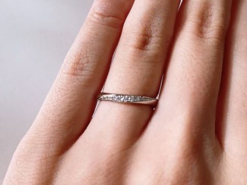 【ラザール ダイヤモンド(LAZARE DIAMOND)の口コミ】 婚約指輪のデザインを考え、ウェーブのものが良いなと考えていました。ま…