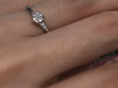 【サマンサシルヴァブライダルの口コミ】 真ん中に綺麗でかわいいダイヤモンドがついており、心から一目惚れに近い…