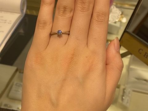 【CHARMY(チャーミー)の口コミ】 王道の一石ストレートタイプで、ダイヤの下にも小さなダイヤが詰まってお…