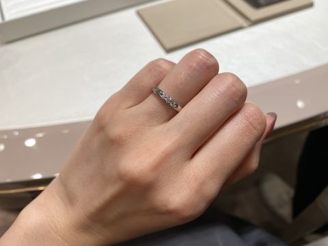 【MIKIMOTO(ミキモト)の口コミ】 ダイヤモンドの輝きが他に比べて圧倒的に美しいと感じました。つけた時の…