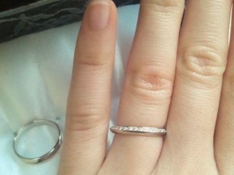 【アイプリモ(I-PRIMO)の口コミ】 婚約指輪は不要と思っていたので、シンプルながら少しダイヤがあしらわれ…