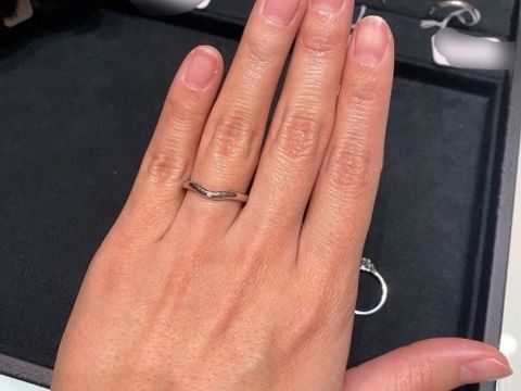 【ティファニー(Tiffany & Co.)の口コミ】 デザインは軽くVラインになっています。素材はプラチナです。くるっと裏に…