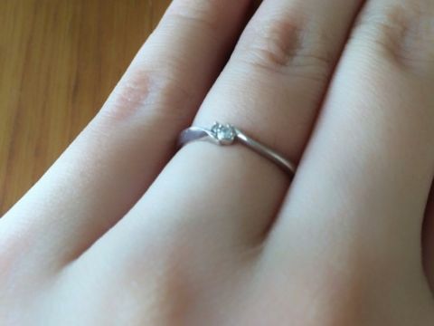 【4℃ BRIDAL(ヨンドシーブライダル)の口コミ】 邪魔にならないほどのストーンの大きさでどこかに当たっても痛くないので…