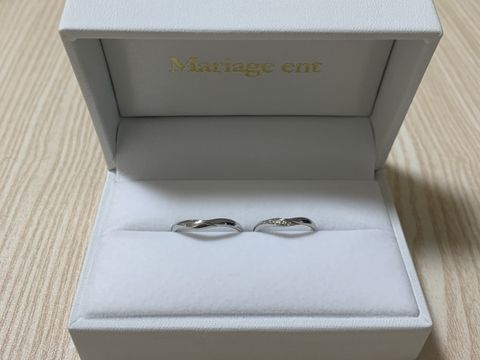【Mariage ent(マリアージュエント)の口コミ】 2人ともに似合うデザインをたくさん試着して決めました。
また、婚約指輪…