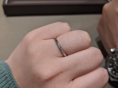 【アイプリモ(I-PRIMO)の口コミ】 指の生え際からぐるっと小さなダイヤが入っており、とてもゴージャスなの…