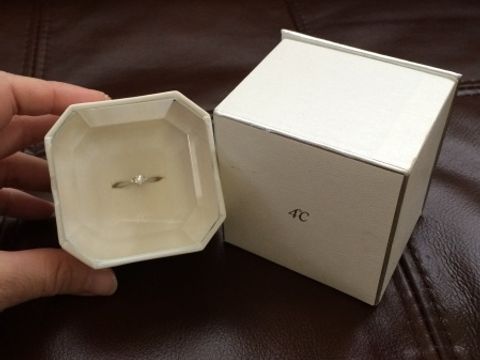 【4℃ BRIDAL(ヨンドシーブライダル)の口コミ】 主人からサプライズで貰った婚約指輪です。
主張しずぎない丁度いいサイズ…
