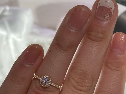 【AHKAH(アーカー)の口コミ】 憧れのアーカーさんで、婚約指輪探しの一見目に立ち寄りました。
気さくに…