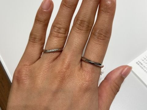 【4℃ BRIDAL(ヨンドシーブライダル)の口コミ】 緩やかなウェーブと、派手すぎないダイヤの量がすごく可愛いです。写真で…