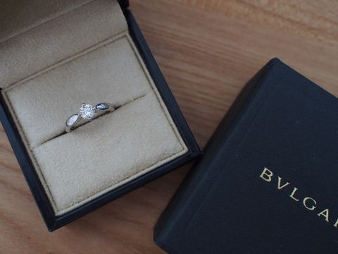 【ブルガリ(BVLGARI)の口コミ】 シンプルだけど、個性のある婚約指輪を探していて、一番印象に残った指輪…