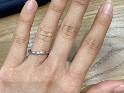 【JEWELRY STUDIO Advance(ジュエリースタジオアドバンス)の口コミ】 s字ウェーブで、ひねったようなデザインです。
真ん中のぷっくり感がとて…