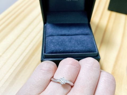 【ラザール ダイヤモンド(LAZARE DIAMOND)の口コミ】 細身であり、着け心地がよく、流れるようなウェーブラインにメレダイヤが…