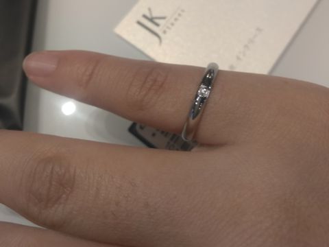 【insembre(インセンブレ)の口コミ】 ダイヤモンドがワンポイントになっていて、光に当てると、キラキラ輝きま…