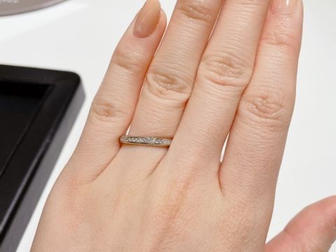 【ラザール ダイヤモンド(LAZARE DIAMOND)の口コミ】 ハーフエタニティタイプの指輪で探していました。
その中でも、センターの…