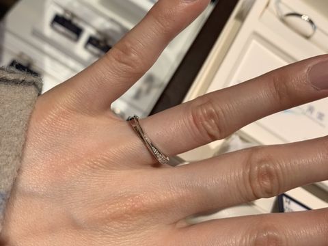 【ROYAL ASSCHER(ロイヤル・アッシャー)の口コミ】 ごつごつしない程度のダイヤが半分施されています。婚約指輪を重ね付けす…