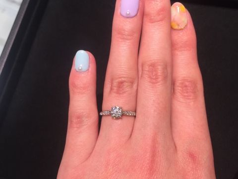 【ティファニー(Tiffany & Co.)の口コミ】 アームはセンターダイヤの周辺を絞ったデザインで、指が綺麗にみえました…