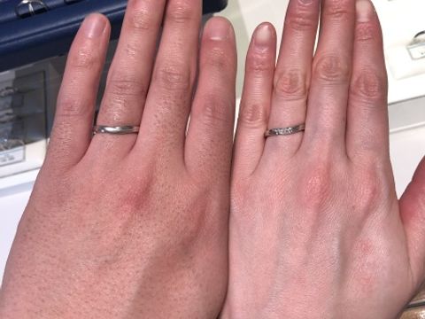 【銀座ダイヤモンドシライシの口コミ】 指輪はVラインの中でも、そこまで強調されず、流れのあるデザインで綺麗で…