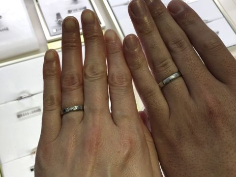 【ヴァン クリーフ＆アーペル(Van Cleef & Arpels)の口コミ】 指輪は一目見た時から、パッと目を引く印象で、女性のデザインは、真ん中…